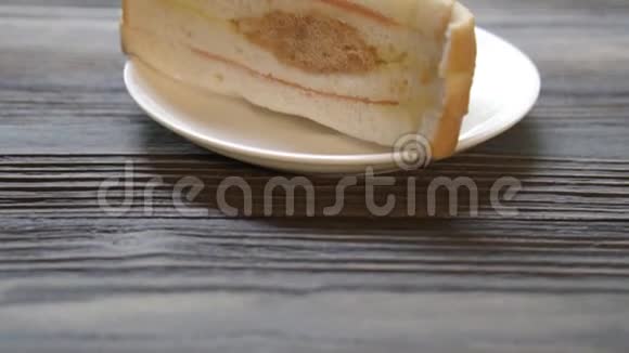 夹心黄油和布罗纳片放在木桌上早餐面包食物美味可口视频的预览图
