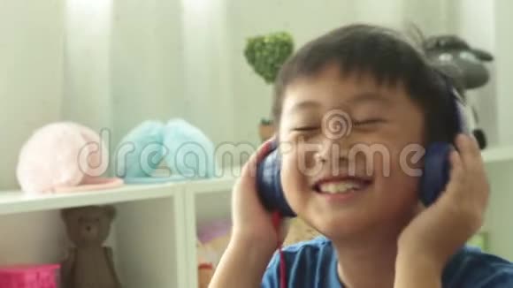 听音乐的快乐小男孩视频的预览图