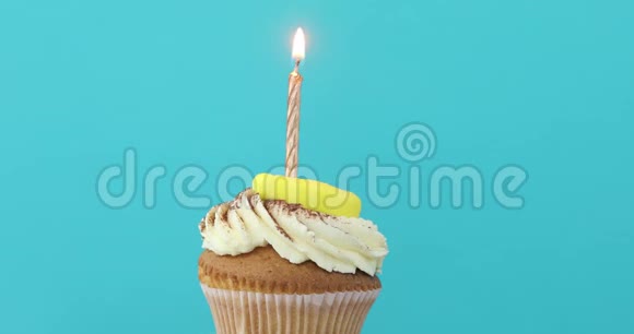 带有一支黄色蜡烛的生日蛋糕视频的预览图