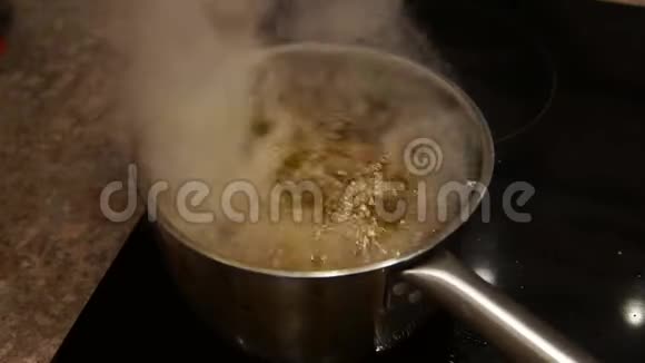 用油锅炸鸡鸡翅厨师烹饪翅膀视频的预览图