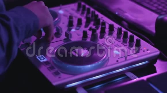 关闭男性手转动旋钮DJ搅拌器视频的预览图