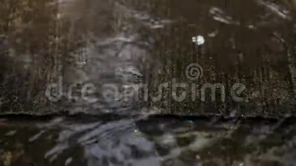 关上地板上的雨滴视频的预览图