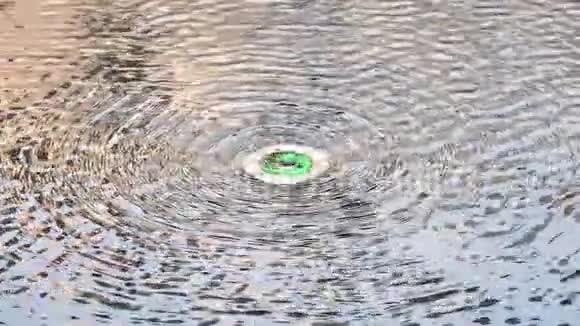 由人造泉水产生的无穷无尽的圆形波纹慢动作视频的预览图