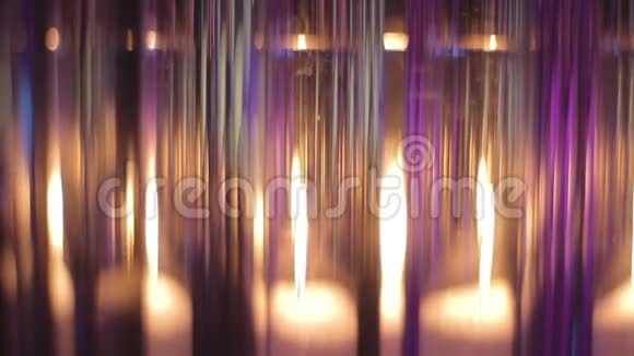 靠近蜡烛透过玻璃瓶发出美丽的光芒视频的预览图