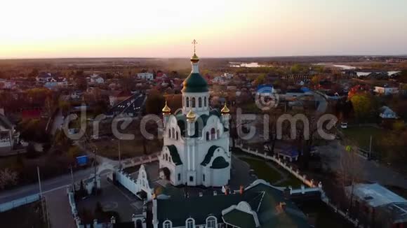 日落时美丽的新教堂在旧城的春天视频的预览图