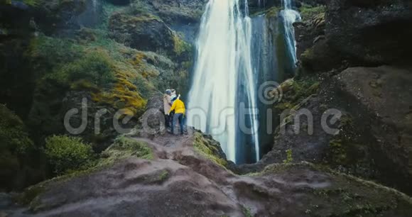 一群游客站在冰岛Gljufrabui瀑布附近的悬崖上欣赏风景视频的预览图