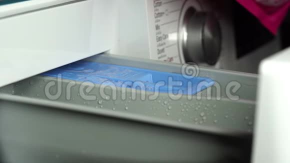 手摇柔软剂在洗衣机中的慢动作视频的预览图