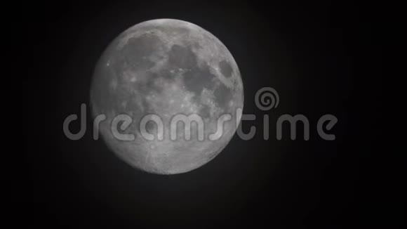 月亮在黑暗的天空升起的时间视频的预览图