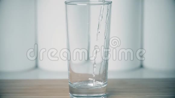 将纯净水倒入玻璃中超慢动作镜头视频的预览图