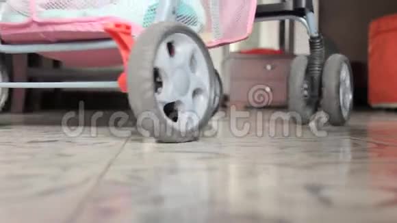 婴儿车的轮子视频的预览图