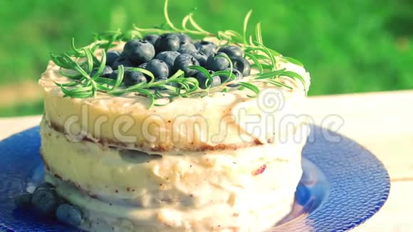用浆果装饰的海绵蛋糕视频的预览图