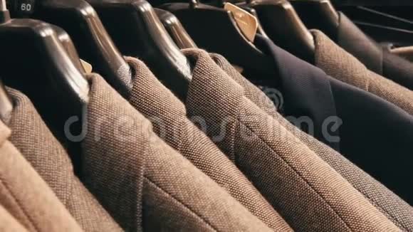 时尚的棕色羊毛夹克挂在商场的衣架上视频的预览图