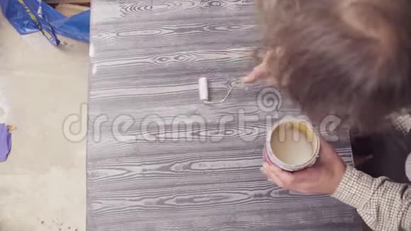 男性手覆盖油漆的木制表面与清漆视频的预览图