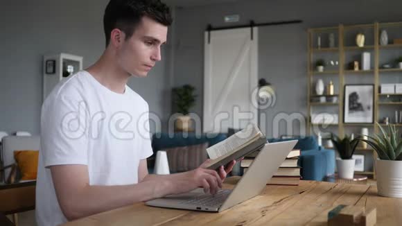 青少年阅读书籍及手提电脑视频的预览图