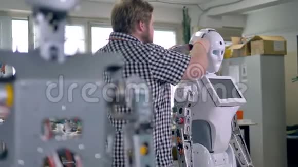 一个装配一个高大机器人的军人的后视图视频的预览图