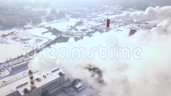 从城市化工厂的工业管道中从飞行的无人机烟雾中进行空中射击吸烟烟囱视频的预览图
