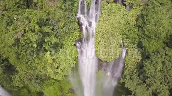 两条瀑布在丛林中间水从高处落下光辉灿烂视频的预览图