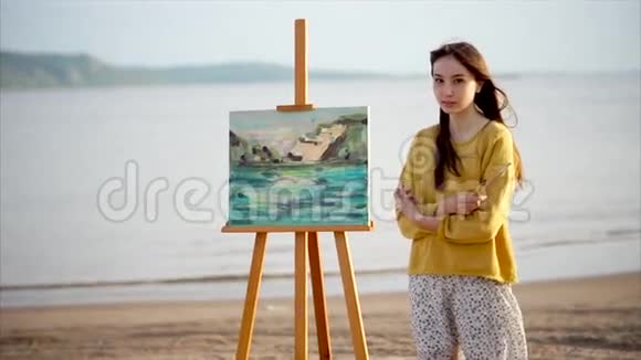 在阳光明媚的户外女艺术家和她的风景画视频的预览图