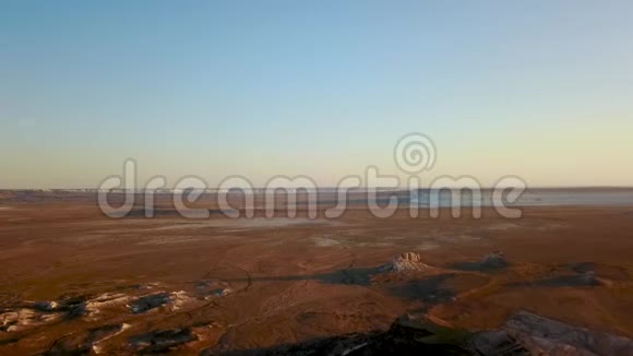 沙漠和高原乌斯特古特或乌斯特古特高原位于中亚西部哈萨克斯坦的卡拉卡尔帕克斯坦地区视频的预览图