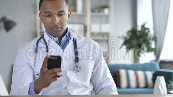 使用智能手机的非裔美国人医生视频的预览图