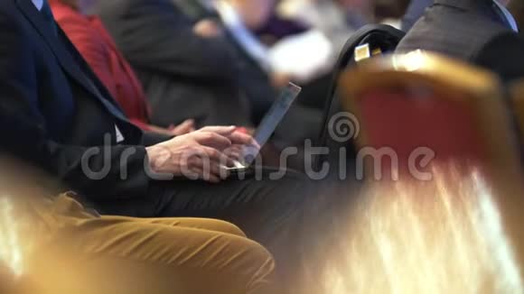 男性手在商务会议上使用笔记本电脑视频的预览图