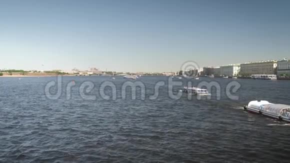 俄罗斯圣彼得堡涅瓦河景观旅游船漂浮在河上内瓦河堤岸附近的建筑物视频的预览图