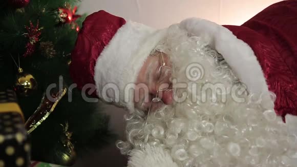 圣诞老人在沙发上睡着了视频的预览图