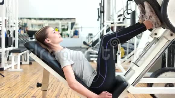 年轻的运动女性在健身房训练腿视频的预览图