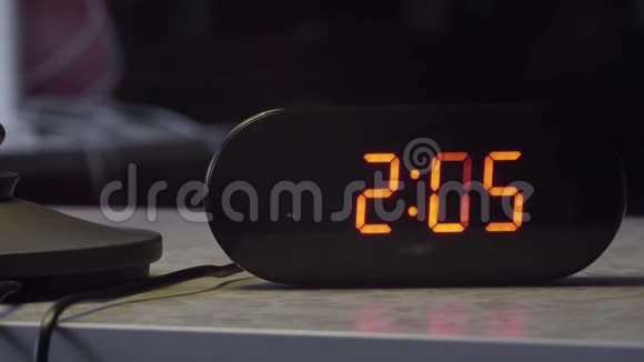黑色长方形塑料数字钟表示橙色的时间视频的预览图