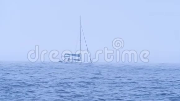 在多云多雾天气下与游客或渔民在公海孤独的摩托艇视频的预览图