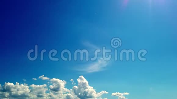 时光流逝白色的美丽的云彩正在蓝天上奔跑视频的预览图