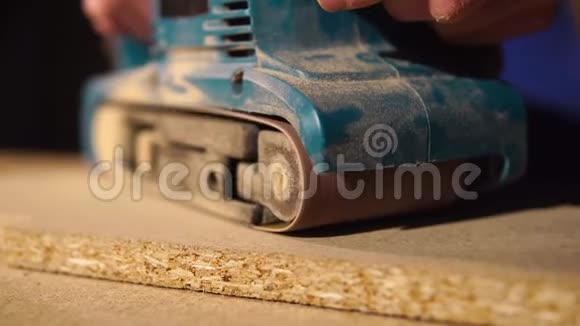 木工用电动工具打磨家具的木制细节表面视频的预览图