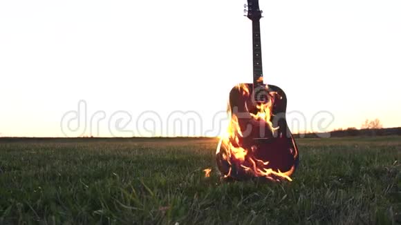 燃烧着吉他视频的预览图