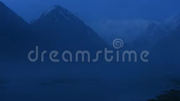 阿尔泰省Belukha山脚下Akkem湖日出时间的推移视频的预览图