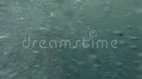人在海里的气泡中潜入水中视频的预览图