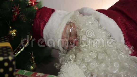 圣诞老人在沙发上睡着了视频的预览图