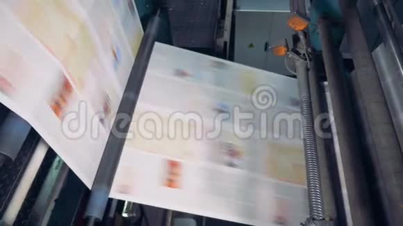 印刷机在起作用印刷车间排版机特写视频的预览图