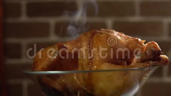 玻璃碗里的热炸鸡打开了红砖墙的背景视频的预览图