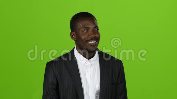 非裔美国人的节目竖起大拇指他喜欢一切他积极的绿色屏幕视频的预览图