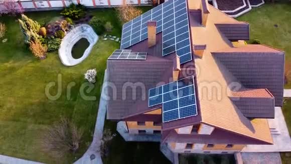 在一个阳光明媚的春天夜晚一架无人机驾驶着太阳能电池板飞过一所房子从房子上方的空中射击视频的预览图