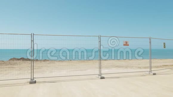 金属栅栏后面的海滩格鲁吉亚巴统视频的预览图