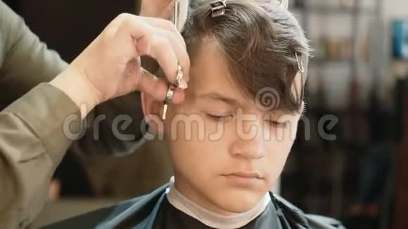 男士美容师理发店一个年轻人在理发店理发视频的预览图