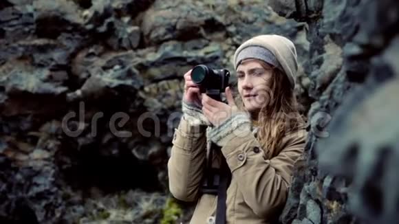 年轻漂亮的女人拿着相机在山上拍照旅行女性拍摄大自然视频的预览图