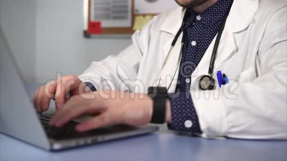 关闭医疗工作者使用笔记本电脑工作的镜头视频的预览图
