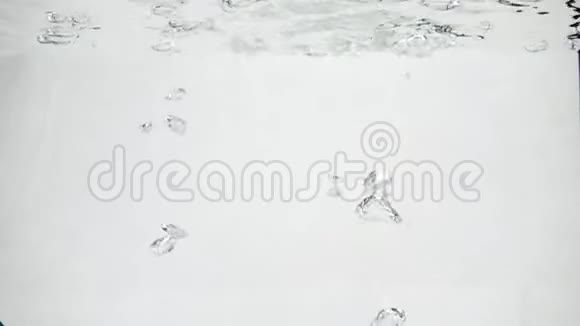 通心粉面条溅入开水中在白色背景下缓慢运动视频的预览图