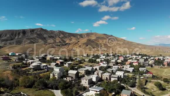 城市背景上的山脉格鲁吉亚旧混凝土住宅视频的预览图