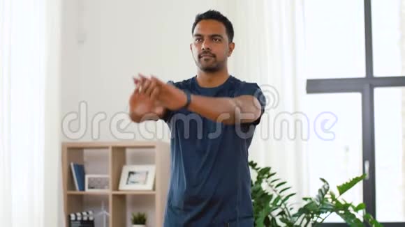 印度男人在家里锻炼和蹲视频的预览图