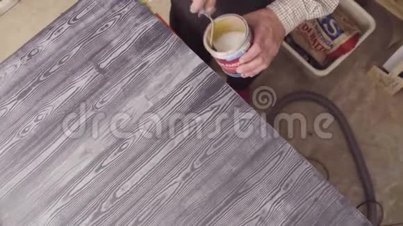 男性手覆盖油漆的木制表面与清漆视频的预览图