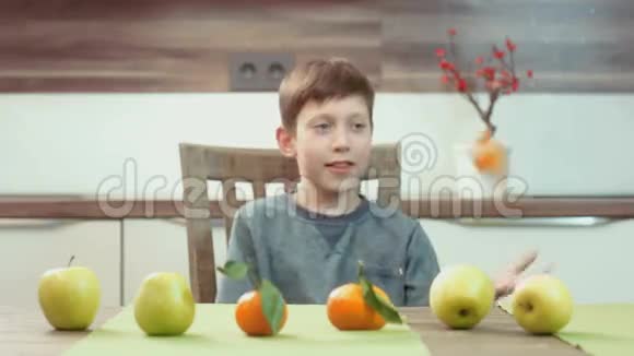小男孩摆弄水果视频的预览图