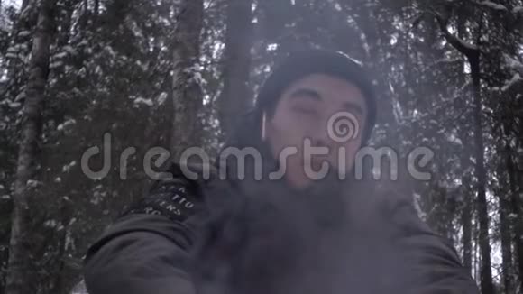 年轻的艺术家坐在篝火前的树林里耳边是铅笔视频的预览图